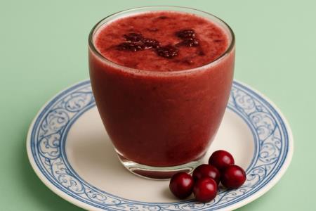 Dunkelblaues Getränk aus Heidelbeeren, das von berühmten Ernährungsberatern früher zum Abnehmen empfohlen wurde, heute aber aus einem ganz anderen Grund getrunken wird